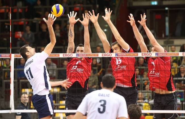 Ludwigsburg , Volleyball WM Qualifikation Deutschland vs. Kroatien von links: Toni Kovacevic ( Kroatien ) Georg Grozer Tim Broshog Lukas Kampa ( Deutschland )