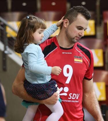 Ludwigsburg , Volleyball WM Qualifikation Deutschland. Georg Grozer ( Deutschland ) mit seiner Tochter Loreen