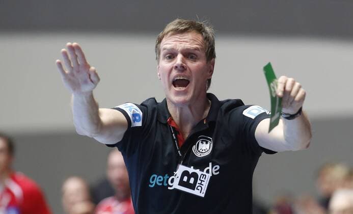 Dortmund, Westfalenhallen, 03.01.14: Deutschlands Bundestrainer Martin Heuberger ärgert sich im Handball Länderspiel zwischen Deutschland und Österreich.