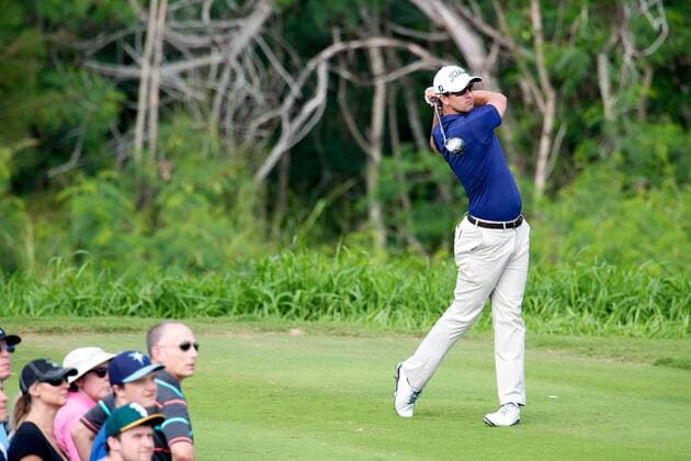 Jan. 3, 2014 - Kapalua, Hawaii, USA - January 3, 2014 - Adam Scott hits his tee shot as the fans watch the ball in the air during the first round of the 2014 Hyundai Tournament of Champions held at the Kapalua Plantation Course on the island of Maui in Hawaii. PGA Golf Herren Tour: Hyundai Tournament of Champions JAN03 - ZUMAc04