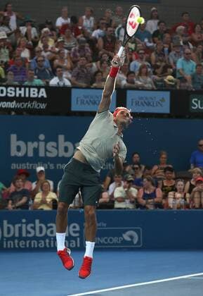 Brisbane International, Queensland Tennis Centre,ATP 250 World Tour WTA,Hardcourt Tennis Turnier in Brisbane,Australia,Roger Federer (SUI) schlaegt auf und die Schweissperlen spruehen,Einzelbild,Aktion,Aufschlag, Service,Ganzkoerper,Hochformat,Hitze,