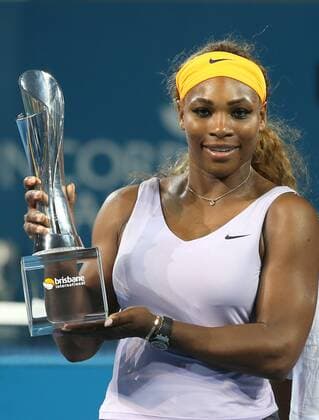 Brisbane International, Queensland Tennis Centre,ATP 250 World Tour WTA,Hardcourt Tennis Turnier in Brisbane,Australia,Damen Einzel Endspiel,Finale, Siegerehrung,Serena Williams (USA) mit dem Pokal,Einzelbild,Halbkörper,Hochformat,
