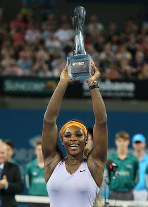 Brisbane International, Queensland Tennis Centre,ATP 250 World Tour WTA,Hardcourt Tennis Turnier in Brisbane,Australia,Damen Einzel Endspiel,Finale, Siegerehrung,Siegerin Serena Williams (USA) haelt den Pokal hoch,Halbkoerper,Hochformat,