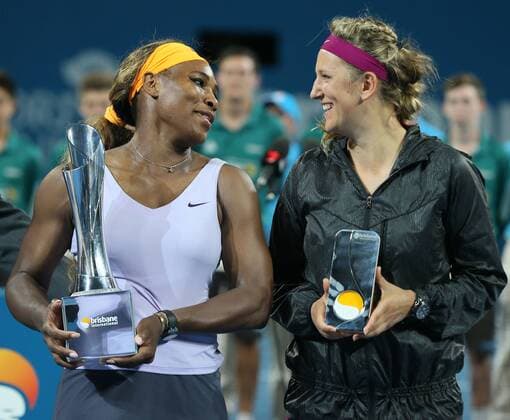 Brisbane International, Queensland Tennis Centre,ATP 250 World Tour WTA,Hardcourt Tennis Turnier in Brisbane,Australia,Damen Einzel Endspiel,Finale, Siegerehrung,Siegerin Serena Williams (USA) und Finalistin Victoria Azarenka (BLR) amüsieren sich während der Siegerehrung, Pokal,Halbkoerper,Querformat,