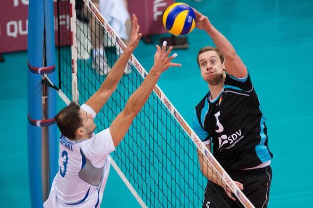 04.01.2014, MHP Arena, Ludwigsburg Volleyball, Qualifikation WM 2014, Deutschland vs. Estland Block Keith Puparth ( 3 EST) - Angriff Sebastian Kühner Kuehner ( 5 GER)