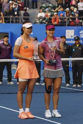 Li Na of China, right, poses with Peng Shuai of China after winning womens singles final of the WTA Tennis Damen 2014 Shenzhen Open tennis tournament in Shenzhen city, south Chinas Guangdong province, 4 January 2014.  pau935629_02