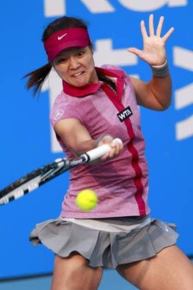Li Na of China prepares for a return in the womens singles final of the WTA Tennis Damen 2014 Shenzhen Open tennis tournament in Shenzhen city, south Chinas Guangdong province, 4 January 2014.  20140104_42682