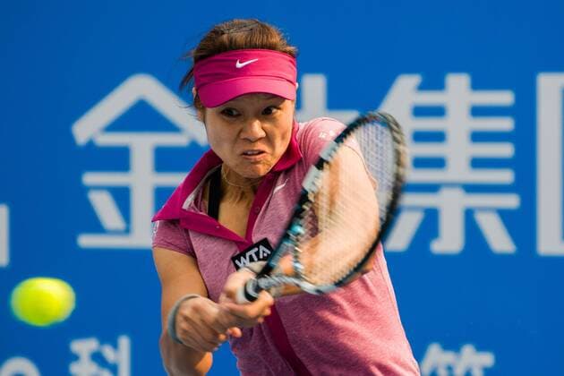 Li Na of China prepares for a return in the womens singles final of the WTA Tennis Damen 2014 Shenzhen Open tennis tournament in Shenzhen city, south Chinas Guangdong province, 4 January 2014.  pau935558_10