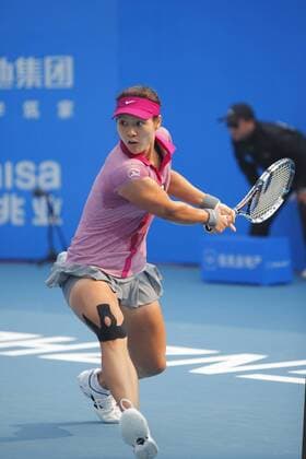 Li Na of China prepares for a return in the womens singles final of the WTA Tennis Damen 2014 Shenzhen Open tennis tournament in Shenzhen city, south Chinas Guangdong province, 4 January 2014.  pau935618_04
