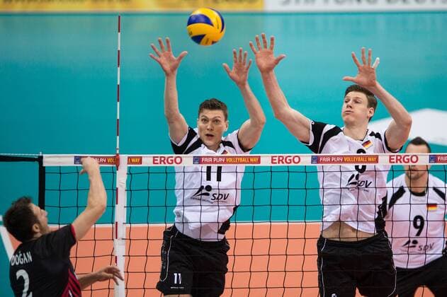 05.01.2014, MHP Arena, Ludwigsburg Volleyball, Qualifikation WM 2014, Deutschland vs. Türkei Tuerkei Angriff Turgay Dogan ( 2 TUR) - Block Doppelblock Lukas Kampa ( 11 GER), Marcus Böhme Boehme ( 8 GER)
