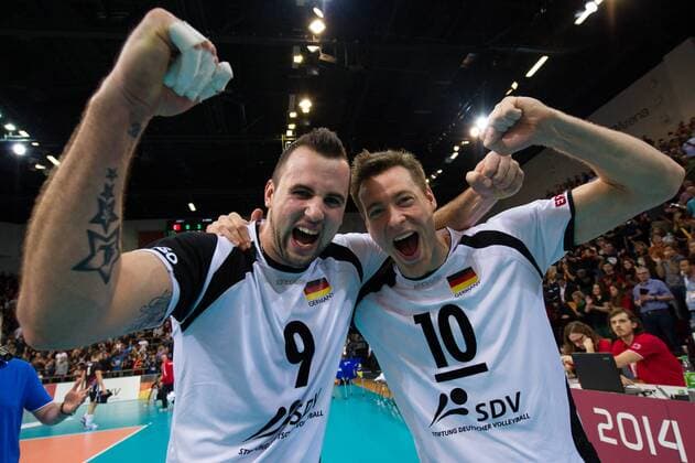 05.01.2014, MHP Arena, Ludwigsburg Volleyball, Qualifikation WM 2014, Deutschland vs. Türkei Tuerkei Jubel Georg György Gyoergy Grozer ( 9 GER), Jochen Schöps Schoeps ( 10 GER) nach dem Sieg erfolgreiche WM-Qualifikation