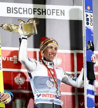 SKI NORDISCH - FIS WC Bischofshofen, Vierschanzentournee BISCHOFSHOFEN,AUSTRIA,06.JAN.14 - SKI NORDISCH, SKISPRINGEN - FIS Weltcup der Herren, Vierschanzen-Tournee, Siegerehrung. Bild zeigt den Jubel von Thomas Diethart (AUT). Keywords: Gesamtsieg, Trophäe. 