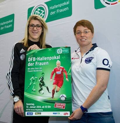 Luisa Wensing (li.,VfL Wolfsburg) und Susann Utes (FF USV Jena) - Pressekonferenz zum DFB-Hallenpokal der Frauen 2014 in der GETEC Arena in Magdeburg - Deutschland,Fußball,Frau,Frauen,07.01.2014