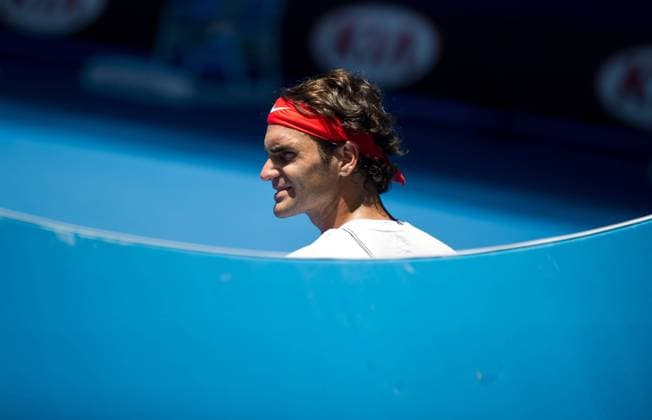 Roger Federer of Switzerland attends a training session ahead of 2014 Australian Open in Melbourne, Australia, Jan. 10, 2014. (Xinhua Bai Xue) (SP)AUSTRALIA-MELBOURNE-TENNIS 