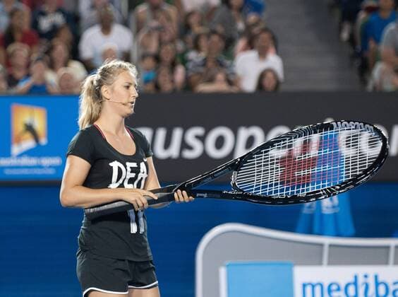 (140111) -- MELBOURNE, Jan. 11, 2014 (Xinhua) -- Victoria Azarenka of Belarus returns the ball with a giant racquet during the Kids Day exhibition match ahead of the Australian Open tennis tournament in Melbourne, Australia, Jan. 11, 2014. (Xinhua Bai Xue) (SP)AUSTRALIA-MELBOURNE-TENNIS 