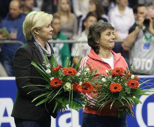 v.l. Blumensträusse für Bundestrainerin Silvia neid und Co-Trainerin Ulrike ballweg. DFB Hallenpokal der Frauen in Magdeburg