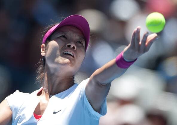 (140113) -- MELBOURNE, Jan. 13, 2014 (Xinhua) -- Li Na of China serves the ball during her women s singles first round match at 2014 Australian Open tennis tournament in Melbourne, Australia, Jan. 13, 2014. Li Na won 2-0. (Xinhua Bai Xue) (SP)AUSTRALIA-MELBOURNE-TENNIS-AUSTRALIA OPEN 