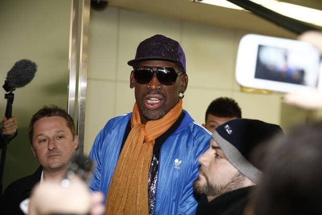 Retired NBA Basketball Herren USA star Dennis Rodman, center, is pictured after arriving at the Beijing Capital International Airport from Pyongyang in Beijing, China, 13 January 2014. Dennis Rodman arrives at Beijing after Pyongyang tour  pau939374_01