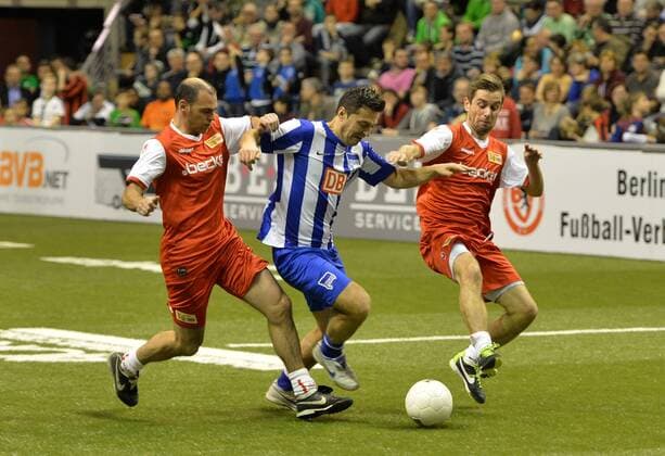 Fussball, Herren, Saison 2013 14, AOK Traditionsmasters 2014, 1. FC Union Berlin - Hertha BSC (Vorrunde) 1:1, v. l. Marco Gebhardt (Union), Ante Covic (Hertha), Sebastian Bönig, 11.01. 2014,