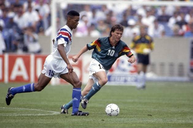 Lothar MATTHAEUS, Matthäus, GER, rechts, gegen Desmond ARMSTRONG, USA, Aktion, Zweikampf, Fussball, US Cup 1993, Soccer Cup, USA - Deutschland (GER) 3:4, am 13.06.1993 in Chicago USA