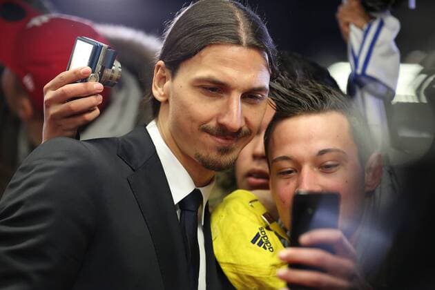 13.01.2014 xjfx, Fussball, Gala FIFA Ballon d Or (Ballon dOr), Wahl des Weltfussballers v.l. Zlatan Ibrahimovic (SWE Paris Saint Germain, PSG laesst sich mit fans fotografieren.