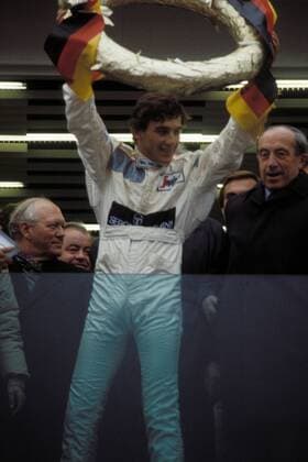 Eröffnungsrennen auf dem Nürburgring, Siegerehrung: Sieger Ayrton Senna mit dem Siegerkranz, re.: Werner Dollinger (Bundesminister für Verkehr)