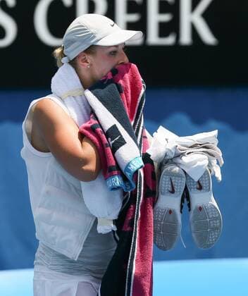 Australian Open 2014, Melbourne Park,ITF Grand Slam Tennis Tournament . Sabine Lisicki (GER) verlässt den Platz in der Spielpause um ihre Kleidung zu wechseln,traegt ein Eispack um den Hals und eine Kuehlweste,Hitzeprobleme, Einzelbild, Halbkoerper,Hochformat,