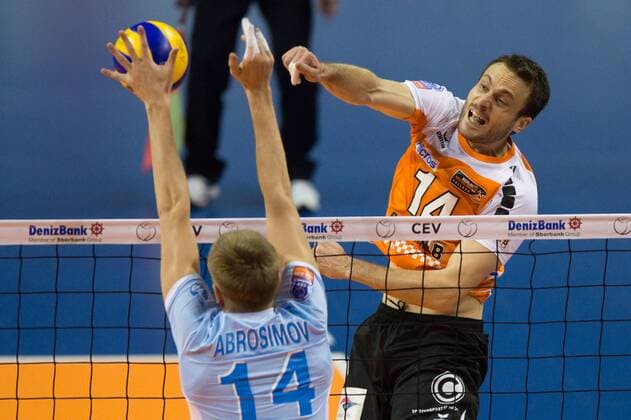 16.01.2014, Max Schmeling Halle, Berlin Volleyball, 2014 CEV Volleyball Champions League, Playoff 12, BR Volleys (GER) vs. Zenit Kazan (RUS) Block Alexander Abrosimov ( 14 Kazan RUS) - Angriff Tomas Kmet ( 14 Berlin)