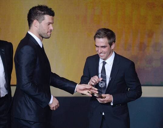 Fussball International FIFA Ballon d Or 13.01.2014 FIFA FIFPro World XI; Mannschaft des Jahres: Michael Ballack (li, Deutschland) ehrt Philipp Lahm (FC Bayern München Deutschland) 