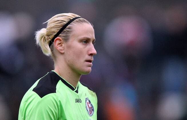 Fussball, 1. Frauen-Bundesliga, 1. FFC Turbine Potsdam - 1. FFC Frankfurt, v.l. Ann-Katrin Berger (1. FFC Turbine Potsdam) enttäuscht schauend, Enttäuschung, disappointed xmrx