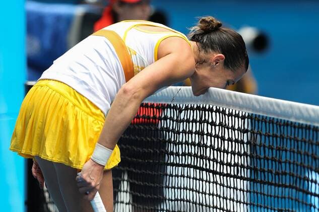 Australian Open 2014, Melbourne Park,ITF Grand Slam Tennis Tournament, Flavia Pennetta (ITA) beisst frustriert in die Netzkante,Frust,Emotion,Einzelbild, Halbkörper,Querformat,