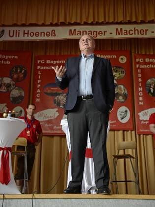 19.01.2014, Fussball 1.Bundesliga 2013 2014, FC Bayern München, Fanclubbesuche, Präsident Uli Hoeness in Hofherrnweiler bei Aalen. Nach einem Ausfall der Mikrofonanlage steht Uli Hoeness (Bayern München) auf dem Podium und hält eine Rede ohne Lautsprecher vor den Mitgliedern. 