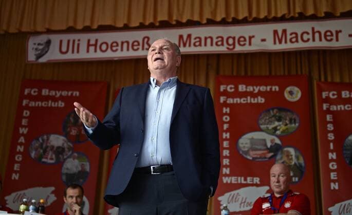 Bilder des Tages - SPORT 19.01.2014, Fussball 1.Bundesliga 2013 2014, FC Bayern München, Fanclubbesuche, Präsident Uli Hoeness in Hofherrnweiler bei Aalen. Nach einem Ausfall der Mikrofonanlage steht Uli Hoeness (Bayern München) auf dem Podium und hält eine Rede ohne Lautsprecher vor den Mitgliedern. 