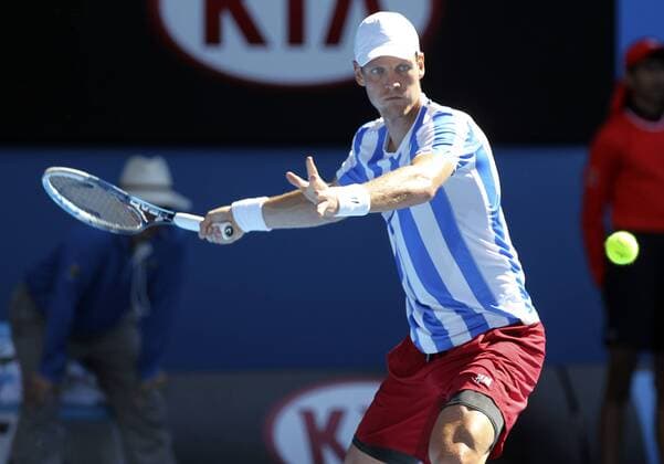 (140121) -- MELBOURNE, Jan. 21, 2014 (Xinhua) -- Tomas Berdych of the Czech Republic hits a return during men s singles quarterfinal at 2014 Australian Open tennis tournament in Melbourne, Australia, Jan. 21, 2014. 