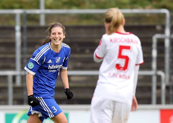 Fussball, 2. Frauen-Bundesliga Süd, 1. FC Köln - SC Sand, v.l. Rebekah Stott (SC Sand) mit Torjubel, celebrate the goal, goal celebration, Jubel über das Tor 0:2, Anna Kirschbaum (1. FC Köln) enttäuscht schauend, Enttäuschung, disappointed xmrx
