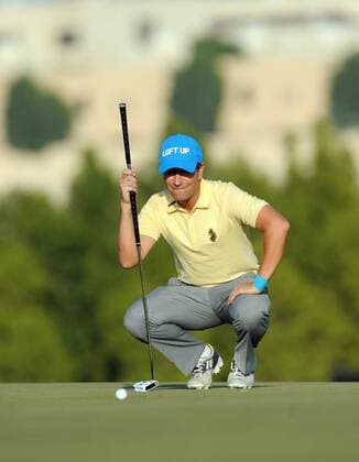 (140122) -- DOHA, Jan. 22, 2014 (Xinhua) -- Steve Webster of England lines up his putt during the first day match at Qatar Masters in Doha, Qatar, Jan. 22, 2014. (Xinhua Chen Shaojin) (SP)QATAR-DOHA-GOLF-QATAR MASTERS 