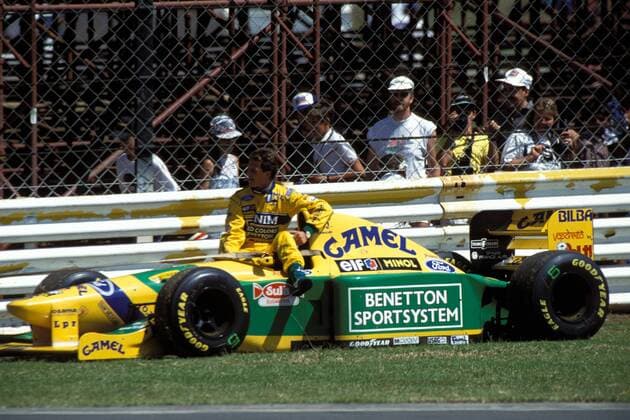 Großer Preis von Südafrika in Kyalami: Michael Schumacher (Benetton) steigt aus seinem verunfallten Boliden