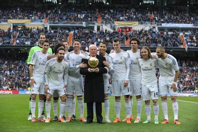 Cristiano Ronaldo (Real Madrid) präsentiert seinen Ballon d Or - FIFA Weltfussballer des Jahres 2013 - L-R: Diego Lopez, Angel Di Maria, Dani Carvajal, Xabi Alonso, Sergio Ramos, Agustin Herrerin, Cristiano Ronaldo, Gareth Bale, Pepe, Luka Modric und Karim Benzema - 