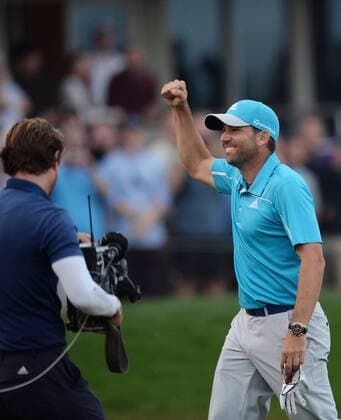 Sergio Garcia of Spain (R) celebrates after the final round of the Commercial Bank Qatar Masters at the Doha Golf Club in Doha, Qatar, Jan. 25, 2014. Garcia claimed the title after he birdied the third extra hole to beat Finland s Mikko Ilonen in a playoff. (Xinhua Chen Shaojin) (SP)QATAR-DOHA-GOLF-MASTERS 