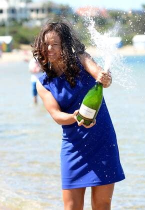 Li Na of China sprays champagne on Brighton Beach in Melbourne, Australia, Jan. 26, 2014. Li Na defeated Dominika Cibulkova of Slovakia in the women s singles final at the 2014 Australian Open tennis tournament and claimed the title on Jan. 25. (Xinhua Li Jundong) (SP)AUSTRALIA-MELBOURNE-TENNIS-LI NA 