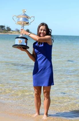 Li Na of China poses with the trophy on Brighton Beach in Melbourne, Australia, Jan. 26, 2014. Li Na defeated Dominika Cibulkova of Slovakia in the women s singles final at the 2014 Australian Open tennis tournament and claimed the title on Jan. 25. (Xinhua Li Jundong) (SP)AUSTRALIA-MELBOURNE-TENNIS-LI NA 