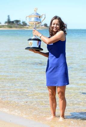 Li Na of China poses with the trophy on Brighton Beach in Melbourne, Australia, on Jan. 26, 2014. Li Na defeated Dominika Cibulkova of Slovakia in the women s singles final at the 2014 Australian Open tennis tournament and claimed the title on Jan. 25. (Xinhua Li Jundong) (SP)AUSTRALIA-MELBOURNE-TENNIS-LI NA 