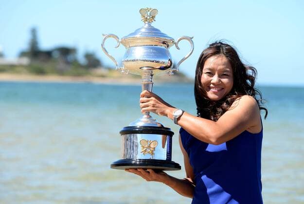 Li Na of China poses with the trophy on Brighton Beach in Melbourne, Australia, on Jan. 26, 2014. Li Na defeated Dominika Cibulkova of Slovakia in the women s singles final at the 2014 Australian Open tennis tournament and claimed the title on Jan. 25. (Xinhua Li Jundong) (SP)AUSTRALIA-MELBOURNE-TENNIS-LI NA 