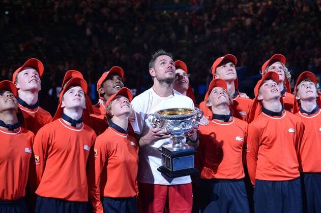 Stanislas Wawrinka (C) of Switzerland poses with the ball kids during the awarding ceremony after his men s singles final match at 2014 Australian Open tennis tournament in Melbourne, Australia, Jan. 26, 2014. (Xinhua Li Jundong) (SP)AUSTRALIA-MELBOURNE-TENNIS-MEN S SINGLES-FINAL-CEREMONY 