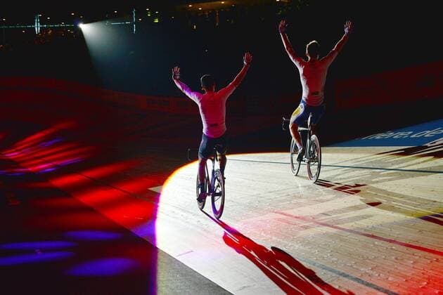Leif LAMPATER (GER 3) und Jasper DE BUYST (GER 3) gewinnen die grosse Jagd und übernehmen mit 1 Runde Vorsprung die Führung bei den Sixdays in Berlin - 45 Minuten - hier auf der Ehrenrunde - im Schatten der Scheinwerfer - Siegerehrung - Jubel - Freude - Emotionen - Zweier Mannschaftszeitfahren - Aktion - Querformat - quer - horizontal - Veranstaltung Event: 103. Berliner Sechstagerennen 2014 - Ort Location: Velodrom Berlin - Deutschland Germany - Europa Europe - Date Datum: 26.01.2014