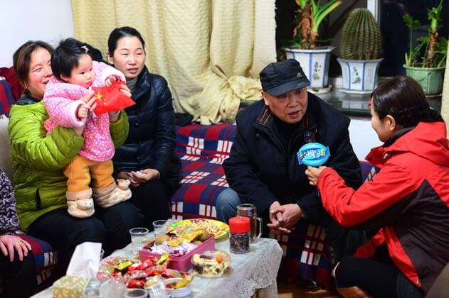 WUHAN, CHINA - JANUARY 25: (CHINA OUT) Li Na s grandfather Li Longli speaks to a journalist at home after Li Na won Australian Open on January 25, 2014 in Wuhan, Hubei Province of China.  CFP1550 