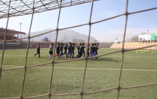 (140129) -- Kabul, Jan. 29, 2014 (Xinhua) -- Afghan national soccer team runs during their exercise in Kabul Stadium in Kabul, Afghanistan on January 29, 2014. Afghan National Football Team players receive training for Asian Challenge Cup - South Asian Football Federation (SAFF) - 