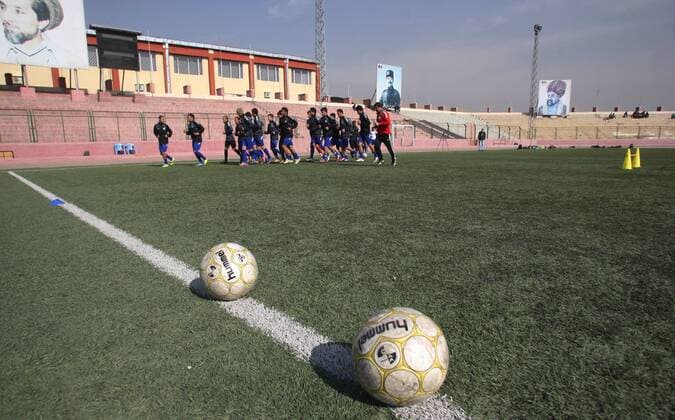 (140129) -- Kabul, Jan. 29, 2014 (Xinhua) -- Afghan national soccer team runs during their exercise in Kabul Stadium in Kabul, Afghanistan on January 29, 2014. Afghan National Football Team players receive training for Asian Challenge Cup - South Asian Football Federation (SAFF) - 
