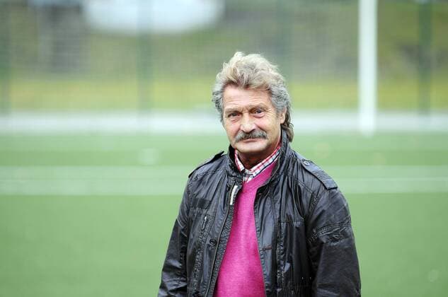 Shooting Dieter Herzog --- Fussball --- 1.Bundesliga --- 08.12.2011 Dieter Herzog, privat, auf seinem ersten Fußballplatz bei Sterkrade 06 07, Einzelbild, halbe Figur, Shooting, Fussballgeschichte