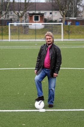 Shooting Dieter Herzog --- Fussball --- 1.Bundesliga --- 08.12.2011 Dieter Herzog, privat, auf seinem ersten Fußballplatz bei Sterkrade 06 07, Freisteller, Einzelbild, Shooting, Fussballgeschichte